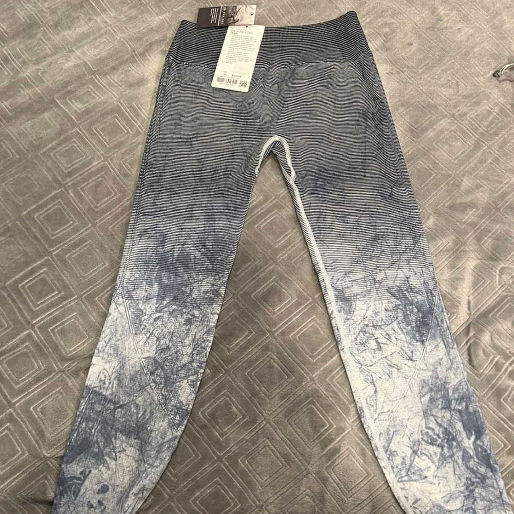 Brand new unused Lululemon Ebb to train Tight size 10.